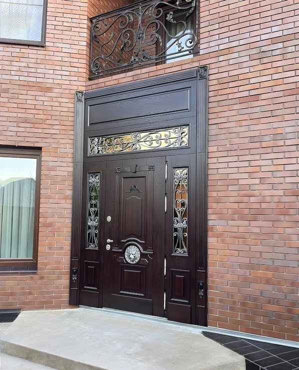 Парадная дверь с остеклением