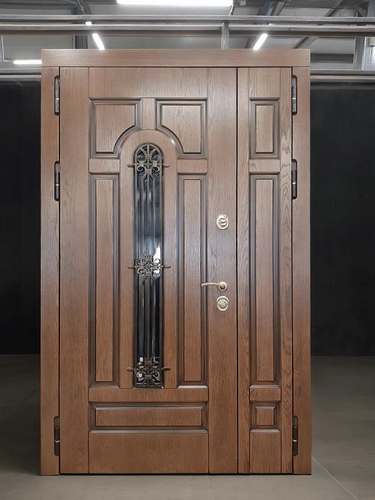 Дверь МДФ с кованой решеткой Дверь МДФ с кованой решеткой