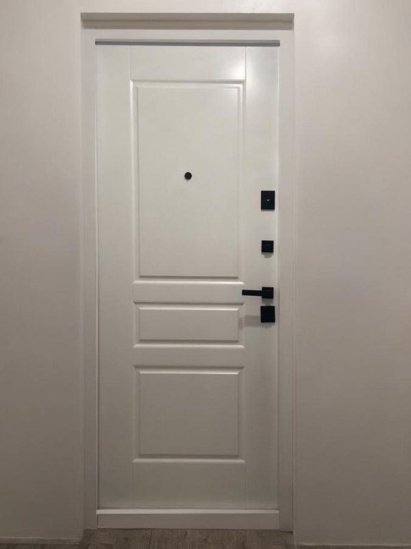 Внутренняя панель белого цвета