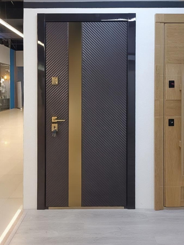 Дверь в выставочном зале Дверь в выставочном зале