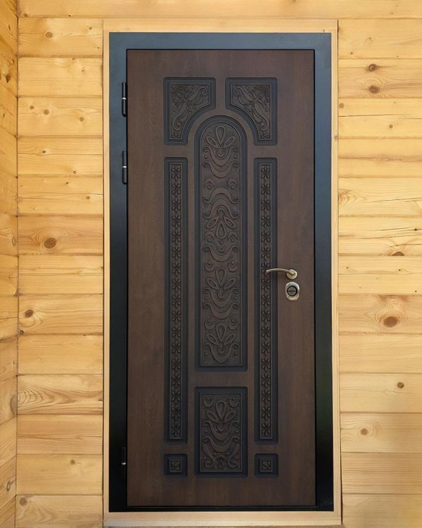 Дверь в деревянном доме