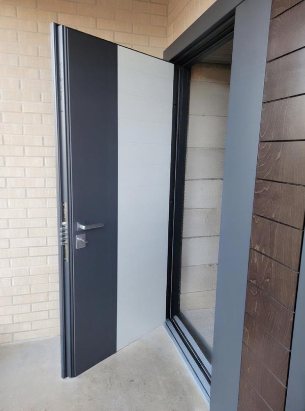 Полуторная двухцветная дверь