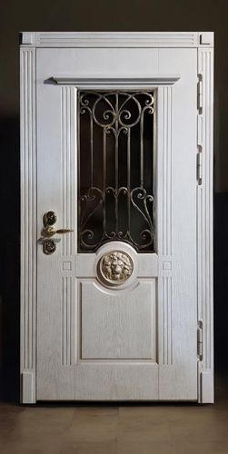 Белая дверь со львом и ковкой Белая дверь со львом и ковкой