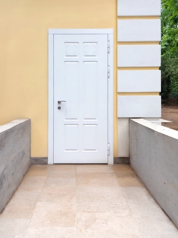 Уличная белая дверь