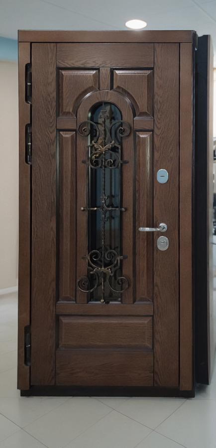 Дверь со стеклом и ковкой