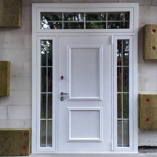 Белая парадная дверь Белая парадная дверь