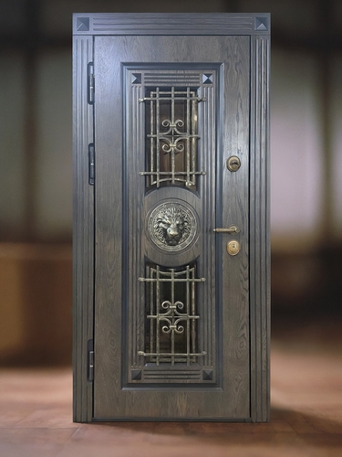 Дверь с решетками и стеклами Дверь с решетками и стеклами