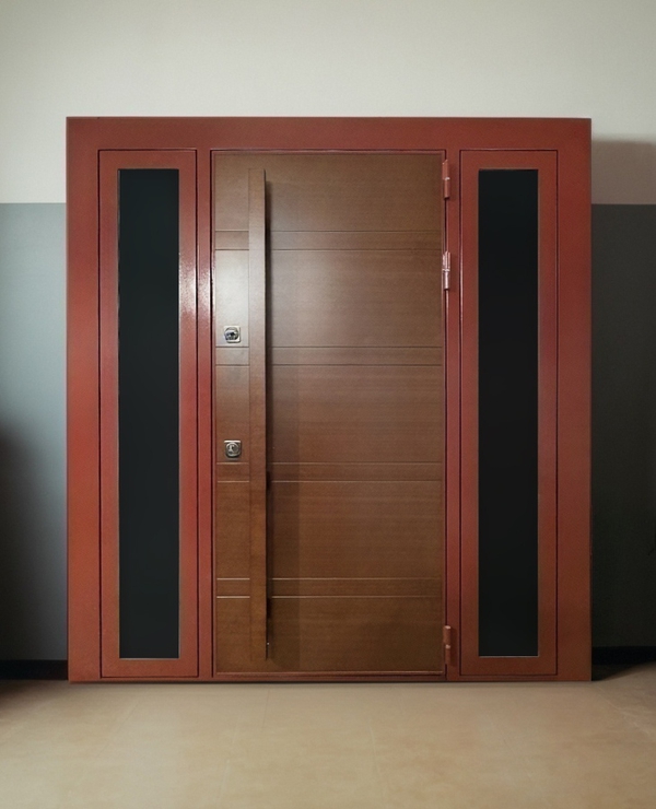 Нестандартная дверь со стеклами