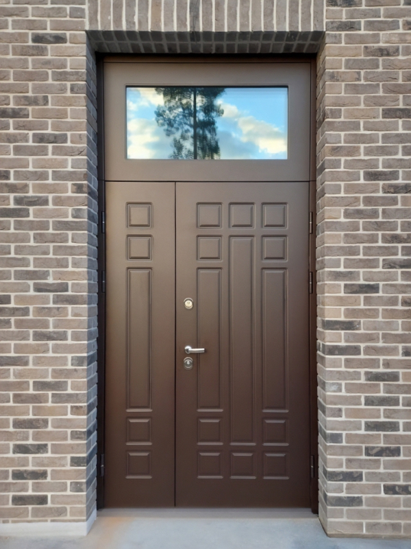 Дверь с остекленной фрамугой