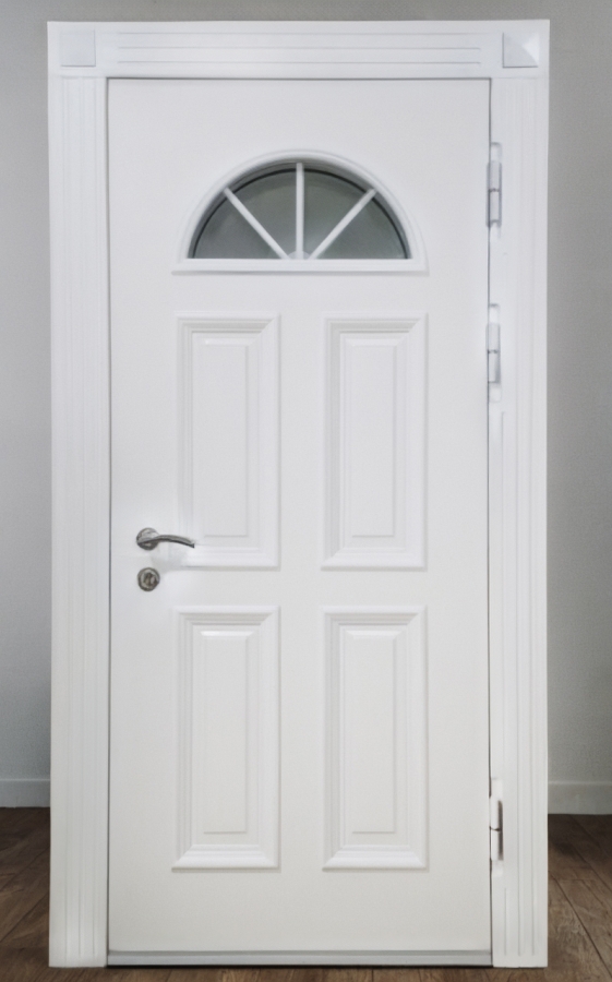 Белая дверь с арочным стеклом