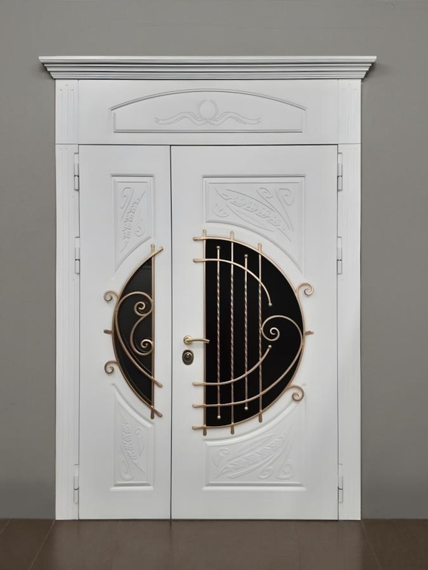 Белая полуторная дверь