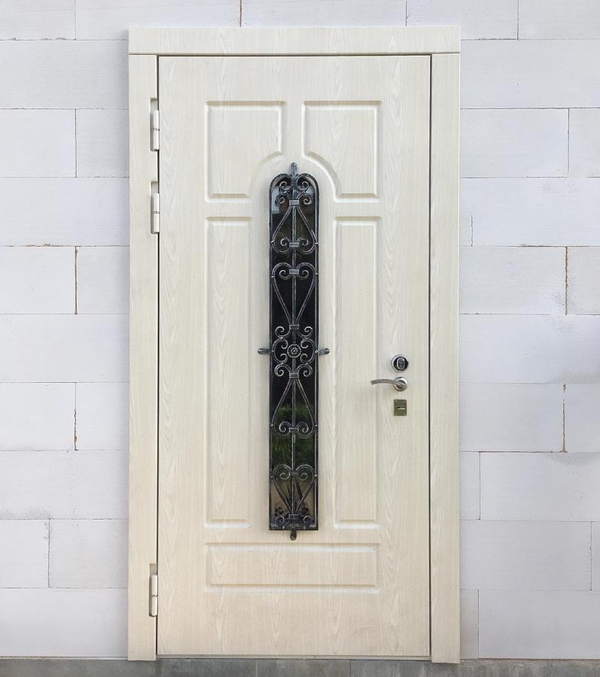 Дверь МДФ с узким стеклом