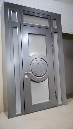 Нестандартная дверь с фрезерованной монограммой Нестандартная дверь с фрезерованной монограммой