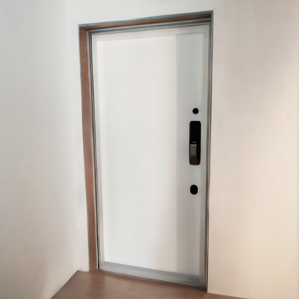 Белая дверь с электронным замком