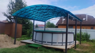 Навес арочный из голубого поликарбоната для зоны с бассейном