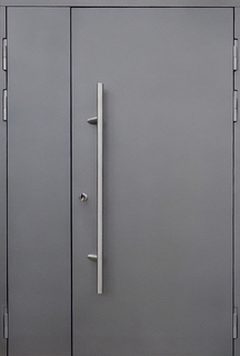 Стальная полуторастворчатая дверь с серым МДФ без рисунка и длинной ручкой-скобой