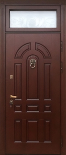 Входная нестандартная термодверь МДФ с кнокером, со стеклом и ковкой во фрамуге